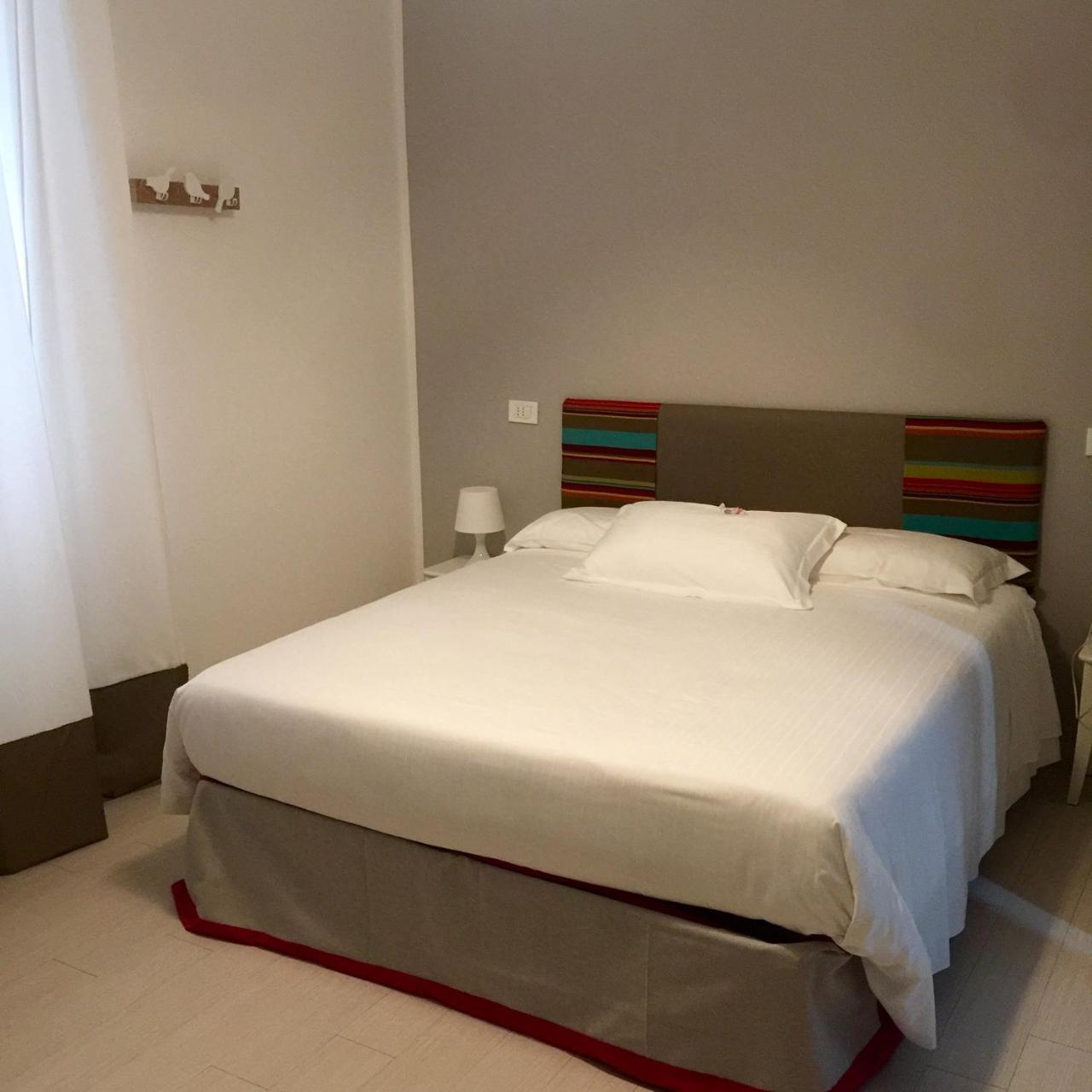 Hotel Spot Вараце Екстериор снимка