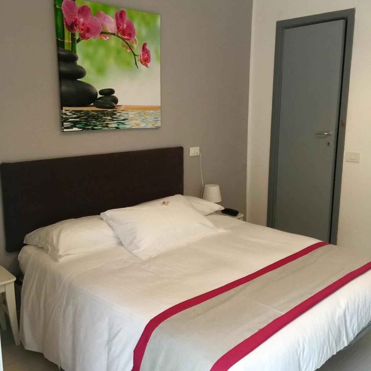 Hotel Spot Вараце Екстериор снимка
